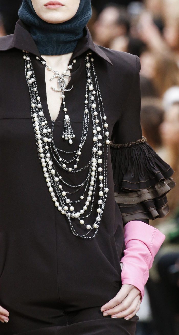 How to wear pearl jewelry in 2021