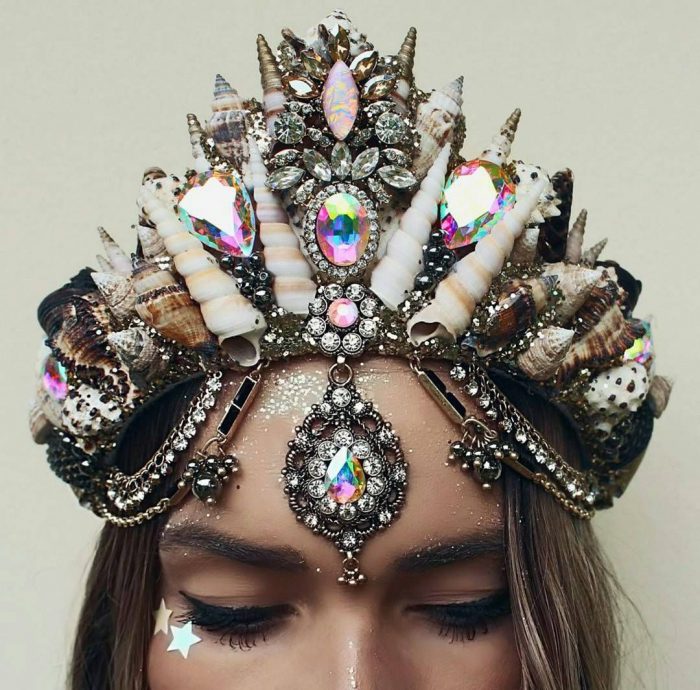 How to wear crowns on the streets in 2021