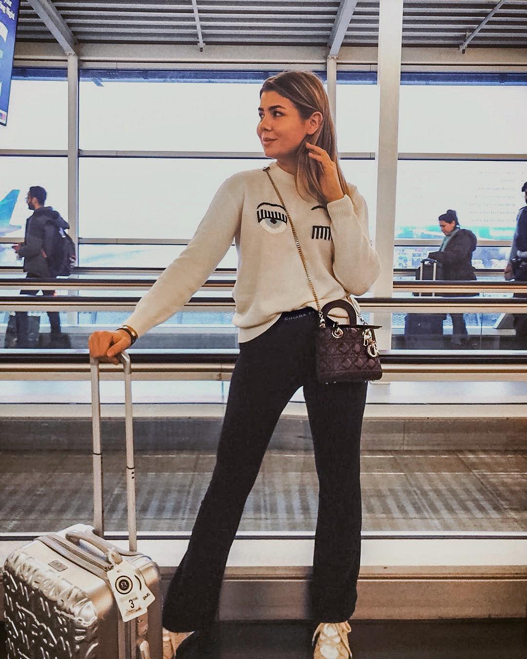 Airport Essentials: Cream Sweater, Black Jogger and Camel Sneakers 2021