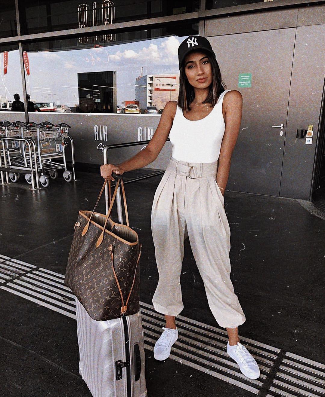 Airport outfit idea: white tank top and tailor-made joggers in light gray with white sneakers 2021