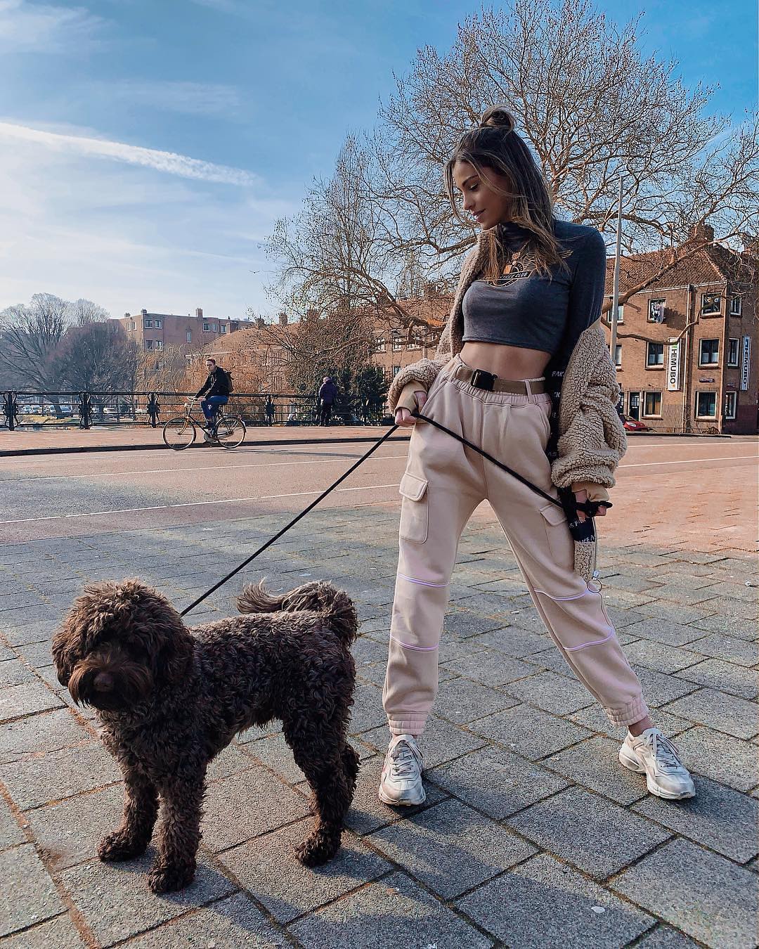 Best Casual Day Walk: cargo sweatpants, crop top and white sneakers 2021
