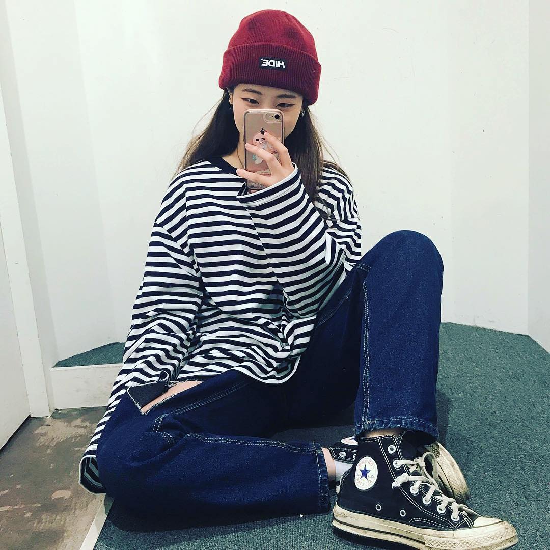 Striped long-sleeved top, normal jeans, black sneakers: Urban Spring Style 2021