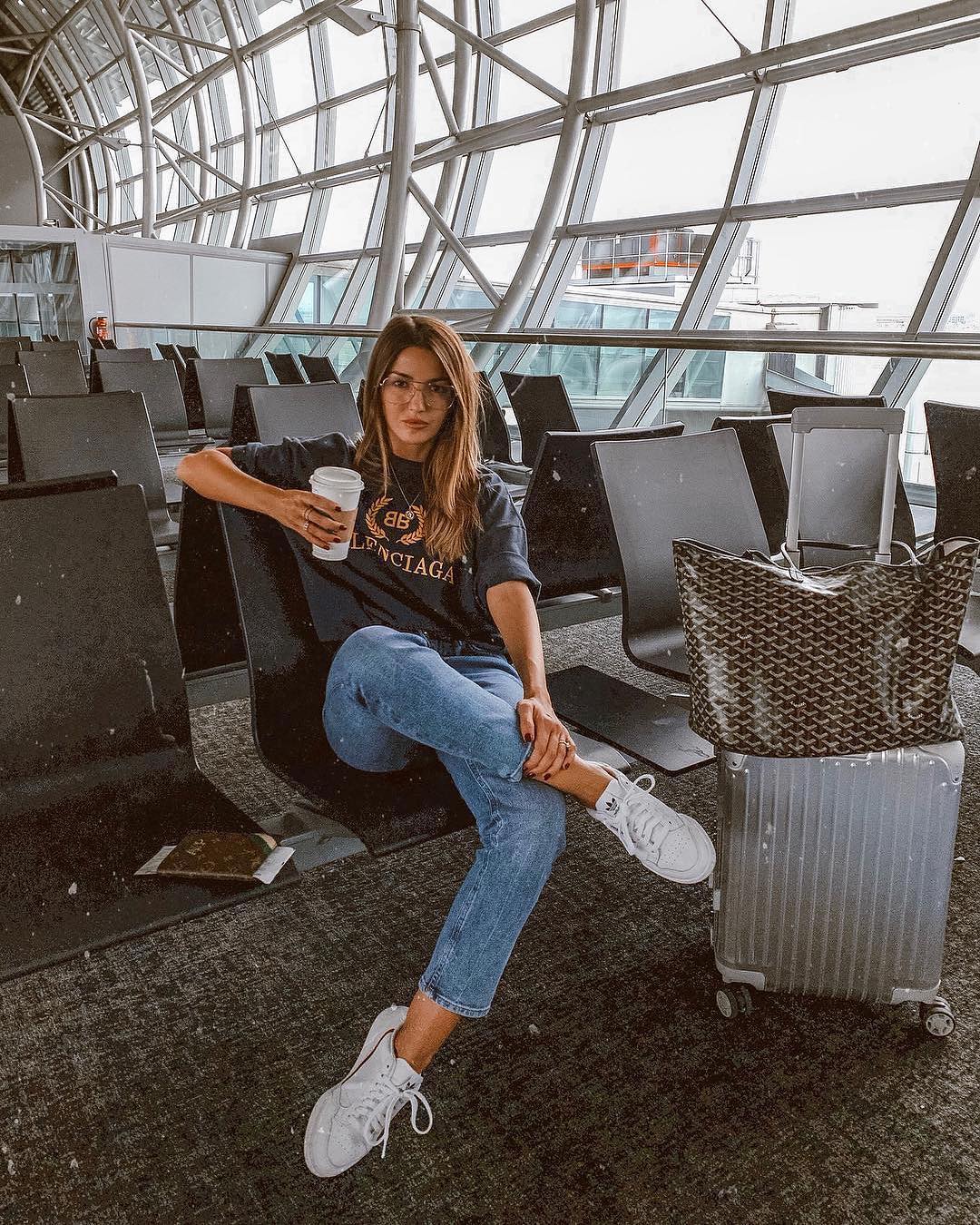 Summer airport outfit idea: T-shirt, jeans and kicks 2021
