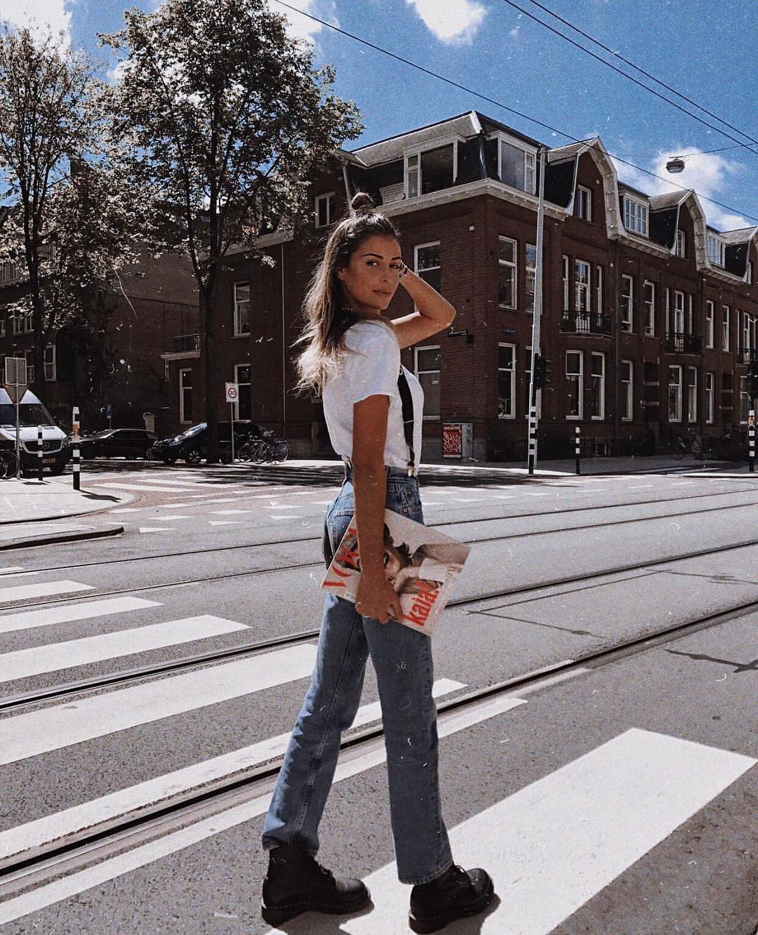 White t-shirt, suspenders, jeans and boots: grunge essentials for summer 2021