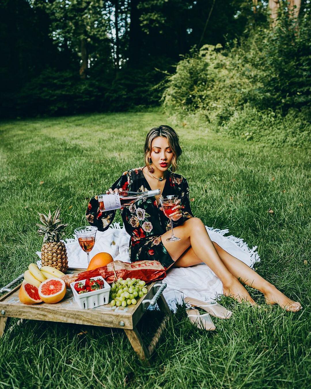 Бабы на пикнике. Девушка на пикнике. Фотосессия пикник. Фотосессия пикник на природе. Фотосессия пикник девушка.