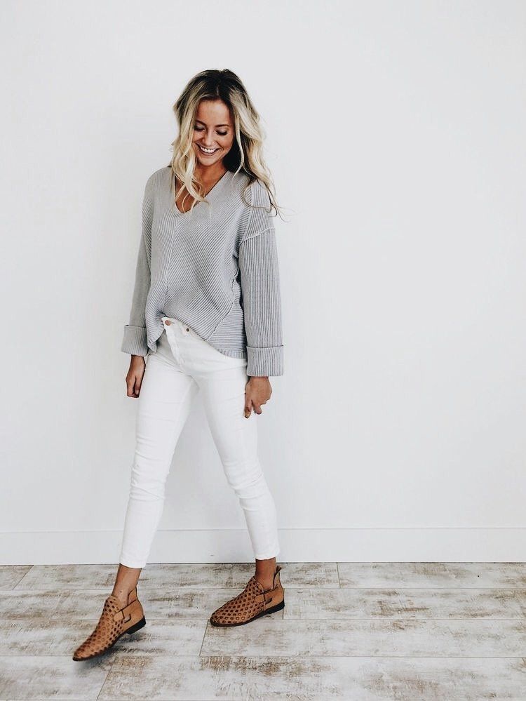 White Oversized Sweater And White Pants
Outfit