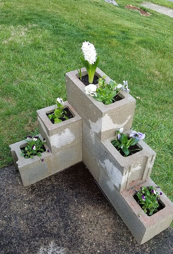 22 Awesome Cinder Block Garden Ideas - 161