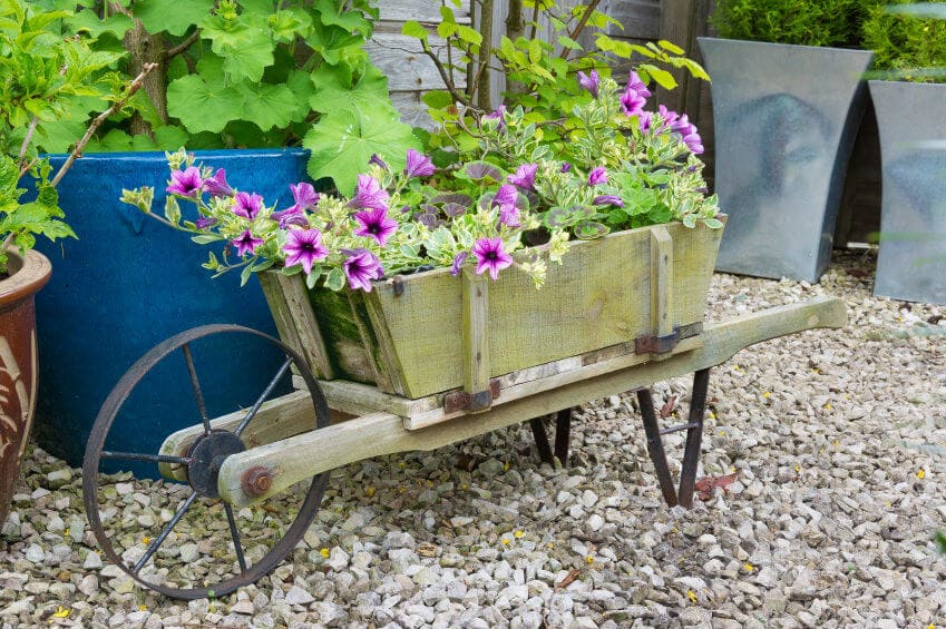 18 DIY Charming Vintage Garden Decor Ideas - 75
