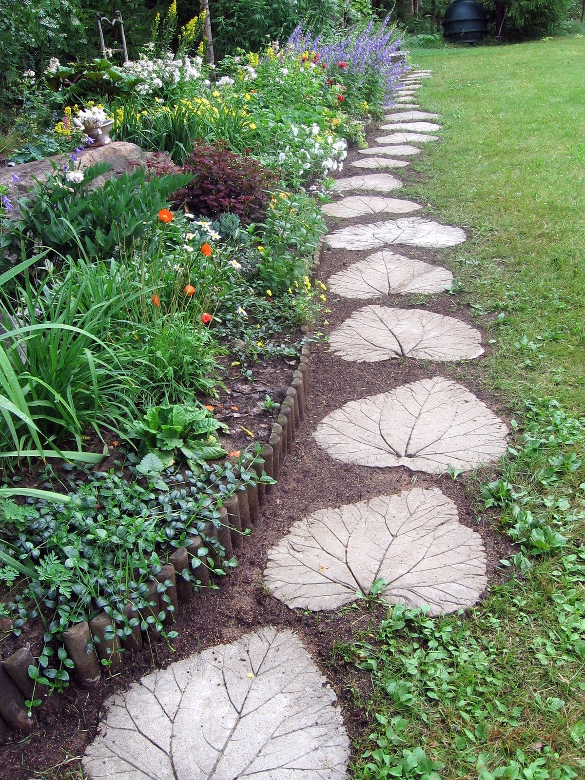 19 DIY Garden Path Ideas - 73