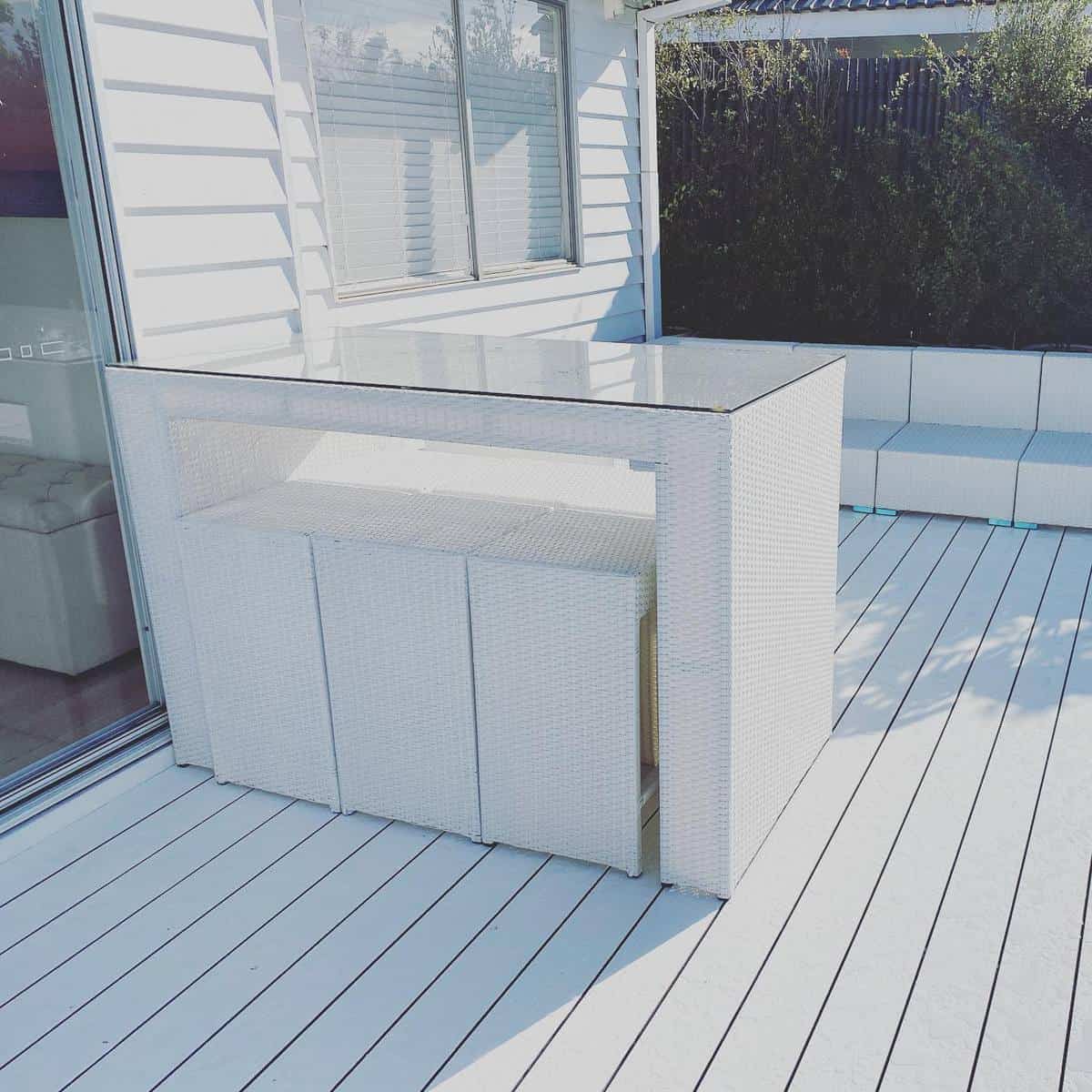 Modern white wicker bar countertop with glass 