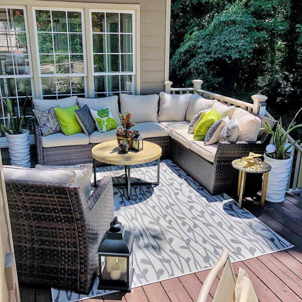 Stylish wicker furniture for the backyard 