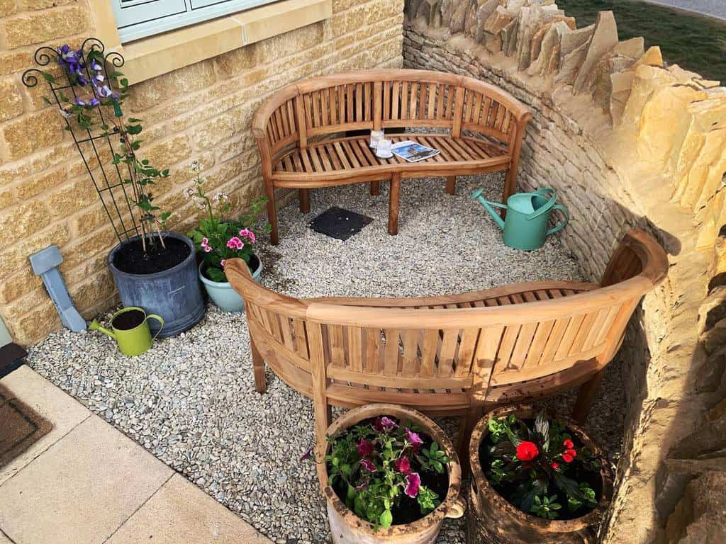 small garden gravel terrace with privacy wall