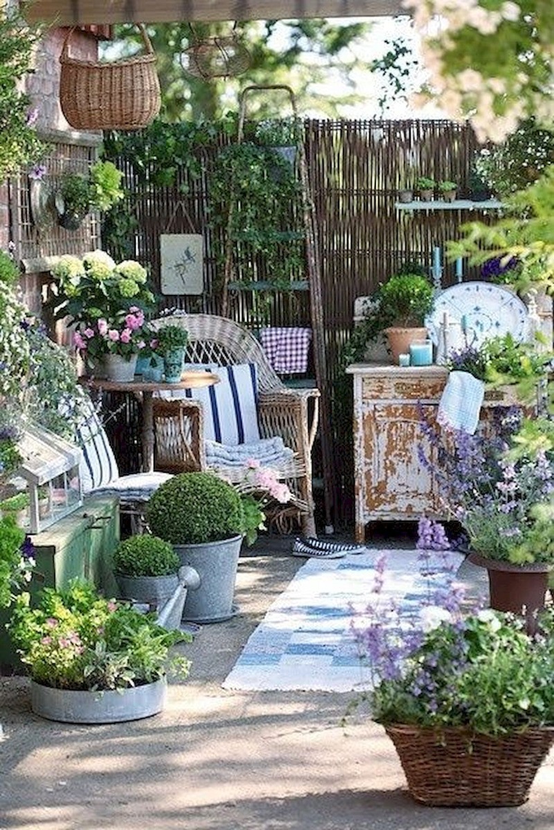  Small terrace in shabby chic style