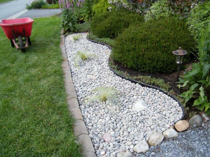 White gravel helps divide and conquer #whiterock #landscapingideas #decorhomeideas