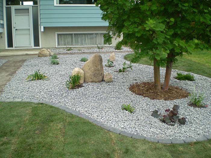 White Rocks expand a garden #whiterock #landscapingideas #decorhomeideas