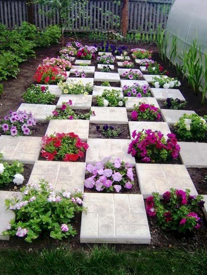 29. Checkered flower and paving garden #landscapebuildingideas #decorhomeideas